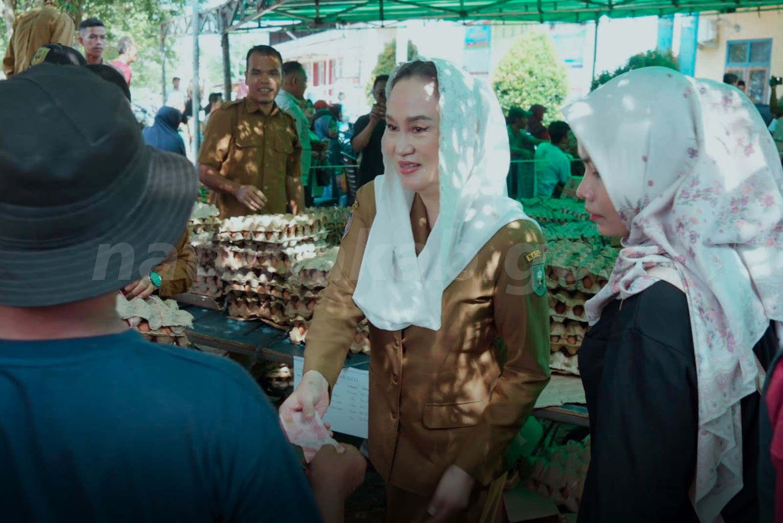 You are currently viewing Bupati Cen Sui Lan Tinjau Operasi Pasar Murah di Kecamatan Batubi Bahkan Sampai Ikut Melayani Pembeli