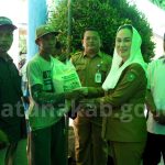 Bantu Masyarakat Rawan Pangan Kronis, Bupati Natuna Serahkan Lebih Dari Satu Ton Bantuan Beras Untuk Masyarakat Batubi