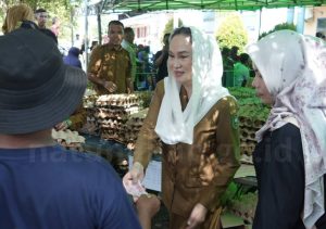 Read more about the article Bupati Cen Sui Lan Tinjau Operasi Pasar Murah di Kecamatan Batubi Bahkan Sampai Ikut Melayani Pembeli