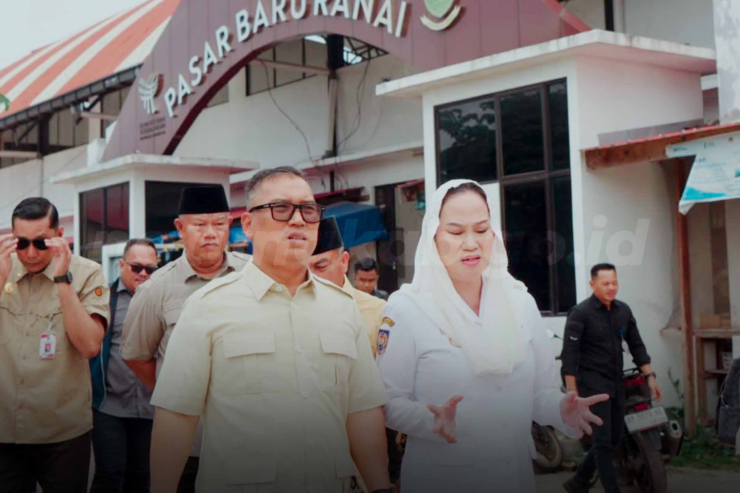 You are currently viewing Bupati Natuna Dampingi Wakil Gubernur Kepulauan Riau Tinjau Pasar Rakyat dan Pantau Harga Kebutuhan Pokok