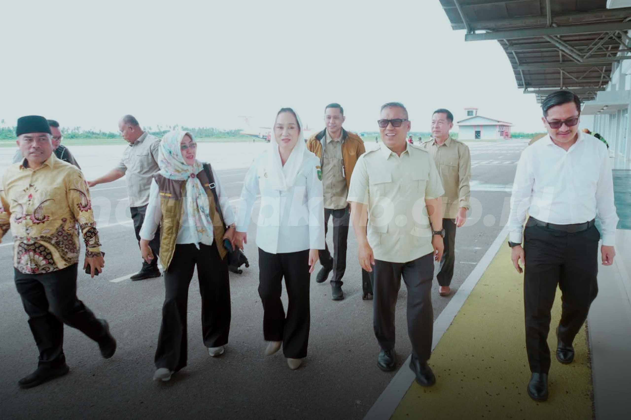 You are currently viewing Bupati Natuna Sambut Kedatangan Wakil Gubernur Kepulauan Riau di Bandara Raden Sadjad Ranai