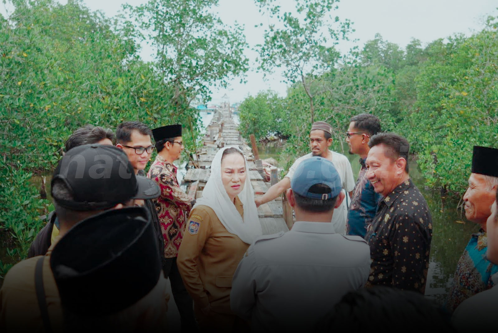 You are currently viewing Kunjungan Kerja ke Bunguran Barat, Bupati Natuna Gelar Pasar Murah dan Tinjau Infrastruktur Program Pelayanan Masyarakat