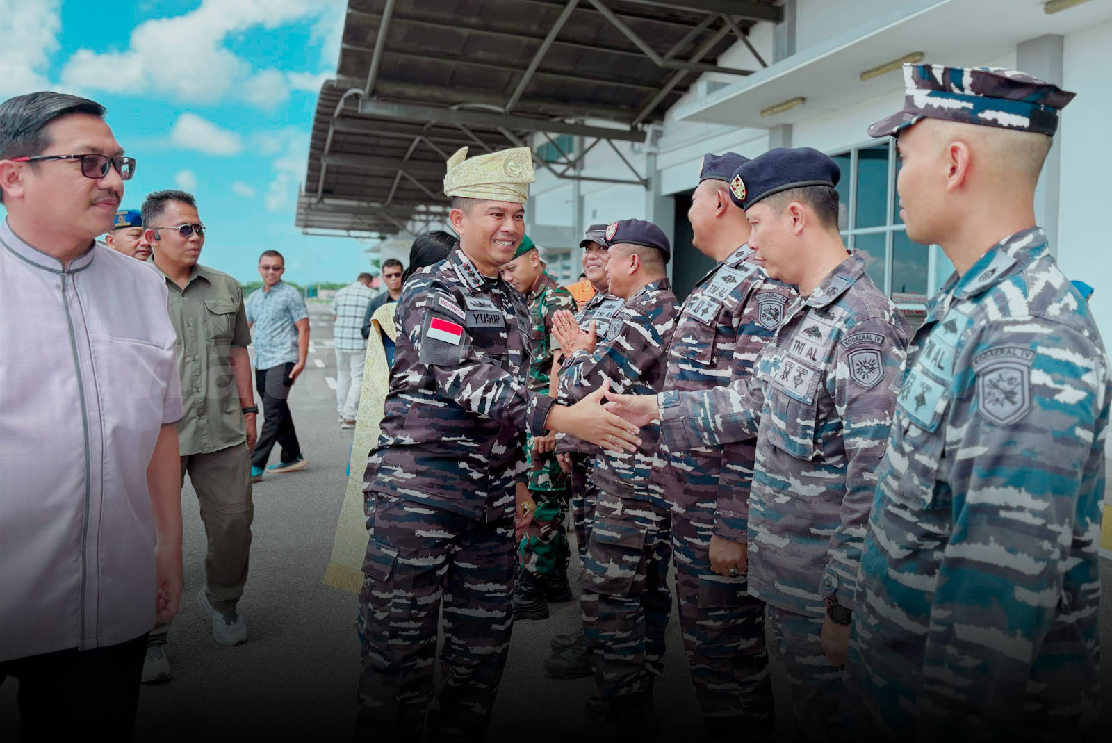Sekda Natuna Sambut Kedatangan Komandan Lanal Ranai di Bandara Raden Sadjad