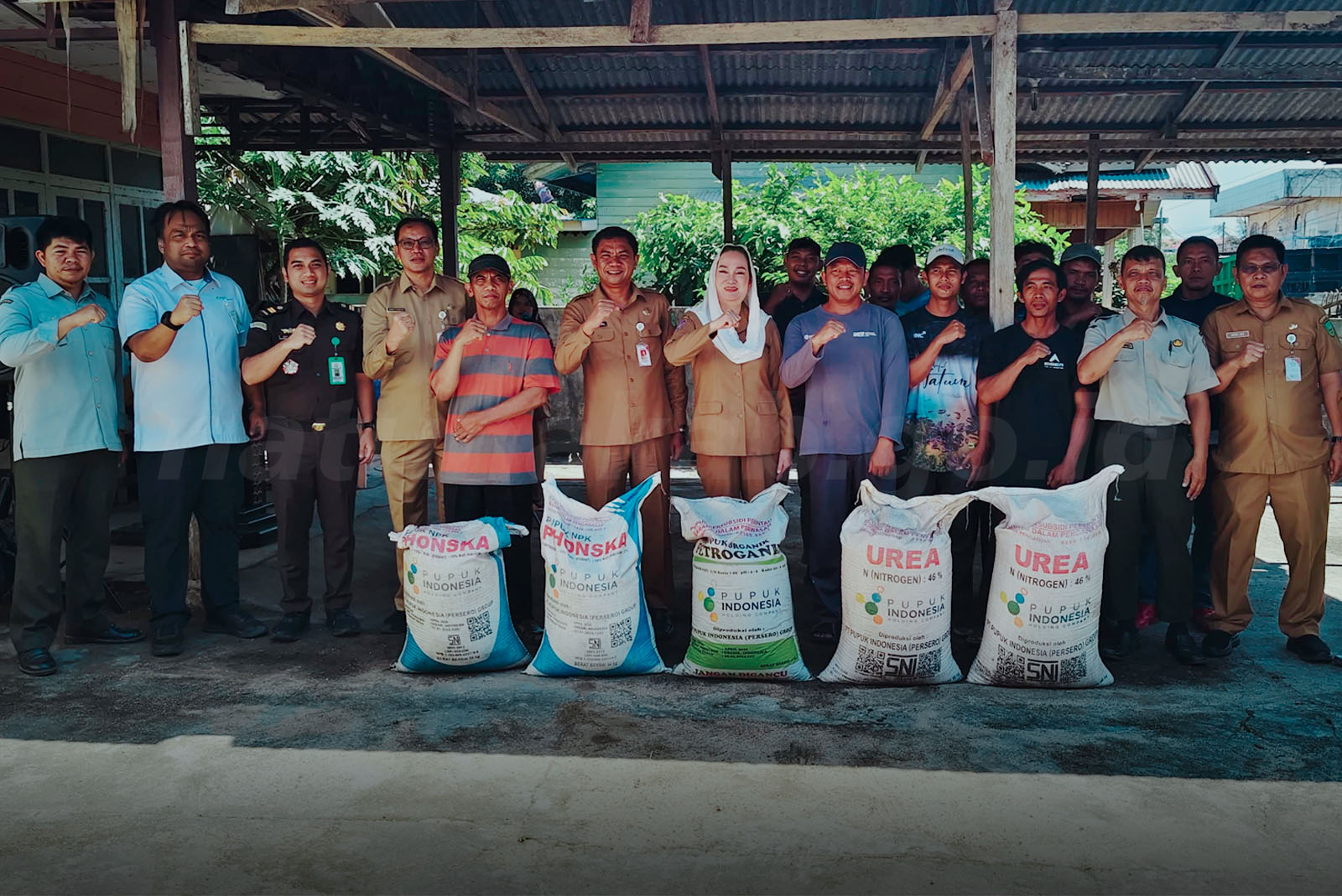 Bupati Natuna Salurkan Ratusan Ton Pupuk Subsidi dan Jaminan Sosial untuk Tingkatkan Kesejahteraan Petani