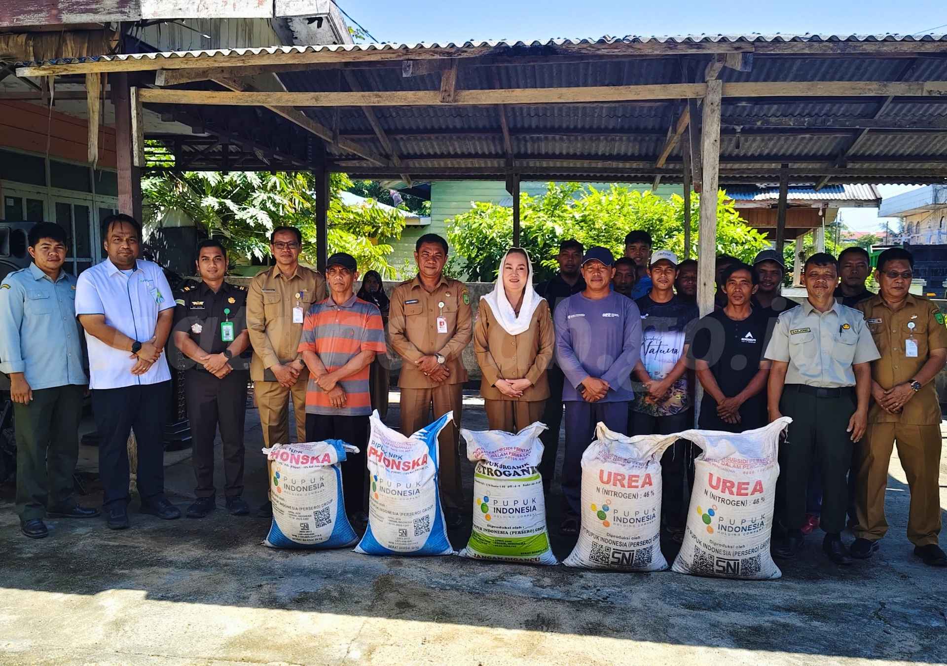 You are currently viewing Bupati Natuna Salurkan Ratusan Ton Pupuk Subsidi dan Jaminan Sosial untuk Tingkatkan Kesejahteraan Petani