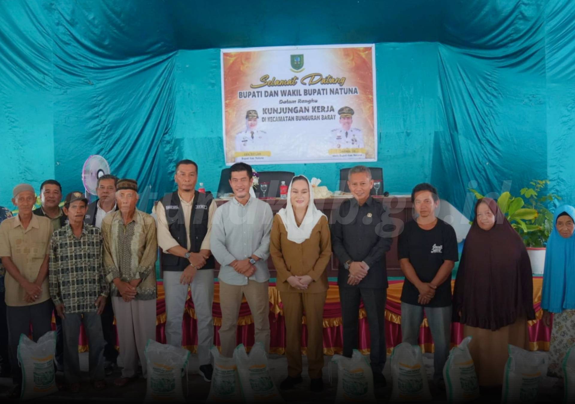 You are currently viewing Kunjungan Kerja di Bunguran Barat, Bupati Natuna Serahkan Bantuan Beras Cadangan Pemerintah Daerah