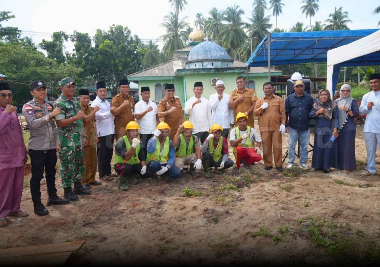 Wujudkan Harapan Warga, Wabup Natuna Letakkan Batu Pertama Pembangunan Masjid Jami’ Desa Tanjung