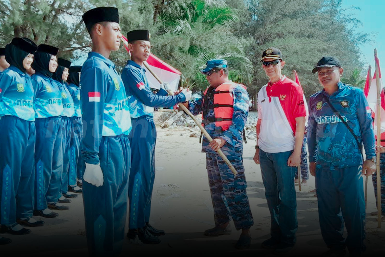 You are currently viewing Jelang HUT ke-81 Kemerdekaan RI, Calon Paskibraka Natuna Dapat Motivasi dan Bendera Merah Putih Dari Danlanud RSA