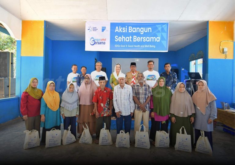 Hadiri Aksi Bangun Sehat Bersama di Desa Kelanga, Bupati dan Wakil Bupati Natuna Salurkan Bantuan Sembako