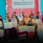 Bupati Natuna Serahkan Bantuan Sosial Tunai untuk Lansia dan Masyarakat Miskin Ekstrem di Bunguran Utara