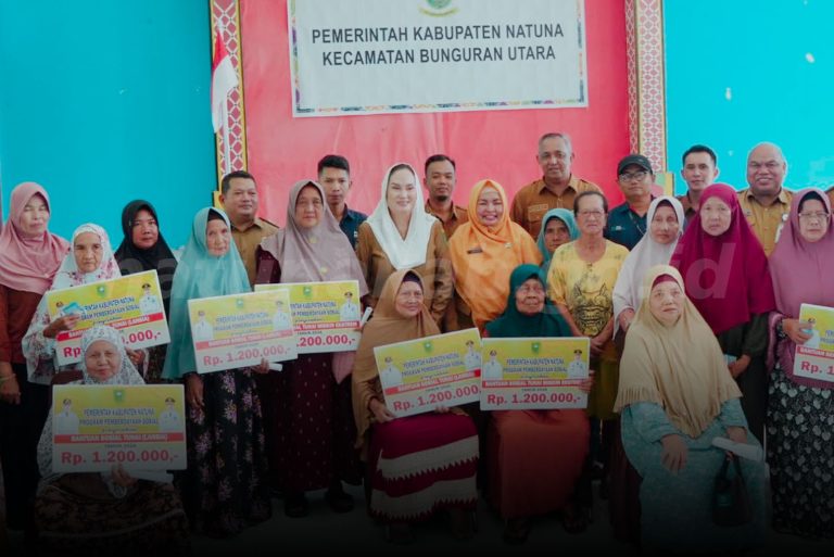 Bupati Natuna Serahkan Bantuan Sosial Tunai untuk Lansia dan Masyarakat Miskin Ekstrem di Bunguran Utara