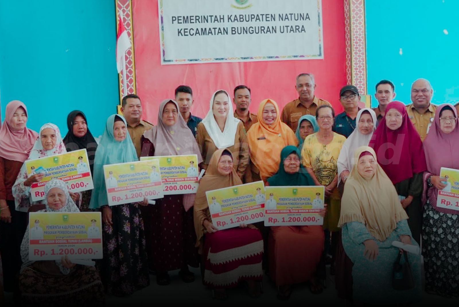 Bupati Natuna Serahkan Bantuan Sosial Tunai untuk Lansia dan Masyarakat Miskin Ekstrem di Bunguran Utara