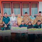 Bupati Natuna Serahkan Bantuan Sosial Tahap II untuk Lansia dan Keluarga Miskin Ekstrem