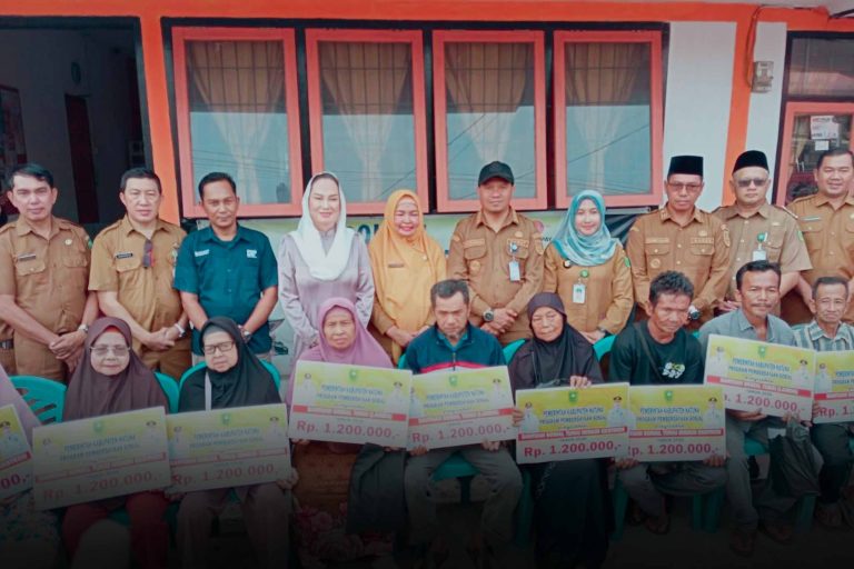 Bupati Natuna Serahkan Bantuan Sosial Tahap II untuk Lansia dan Keluarga Miskin Ekstrem