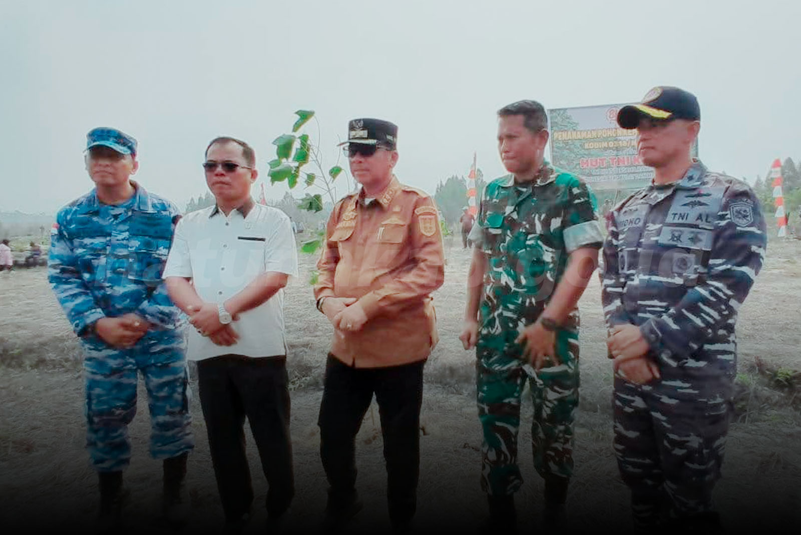 Wakil Bupati Natuna Hadiri Kegiatan Penanaman Pohon dan Gelar Bakti Sosial Kodim 0318/Natuna di Desa Sedarat Baru