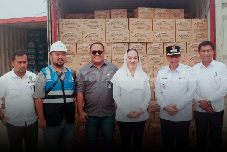 Bupati Natuna Tinjau Langsung Kedatangan Minyak Kita di Pelabuhan Selat Lampa