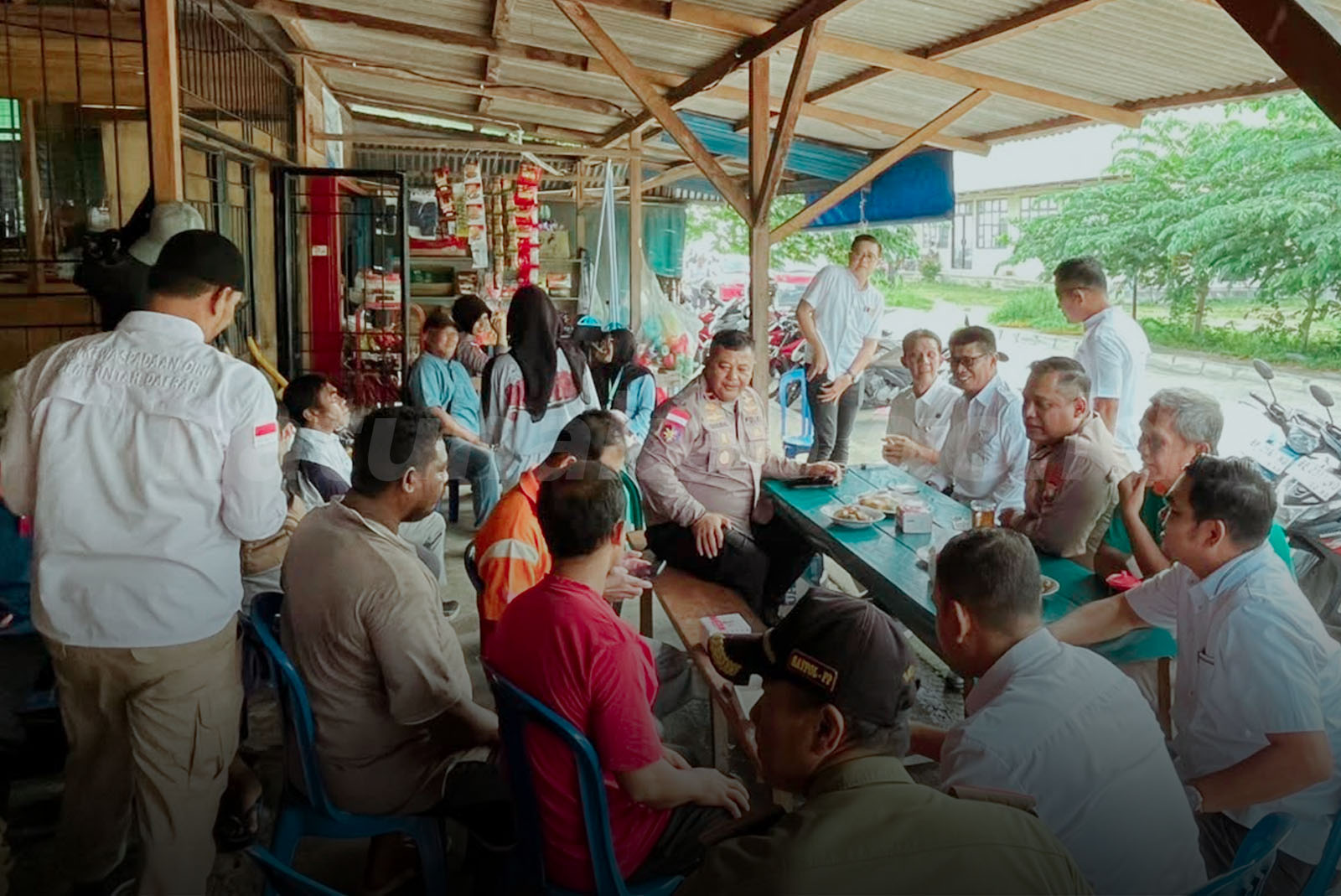 You are currently viewing Pemkab Natuna Bersama Kapolres Natuna Bersilaturahmi dengan Pedagang Pasar Ranai, Respons Keluhan Ketersediaan Air Bersih